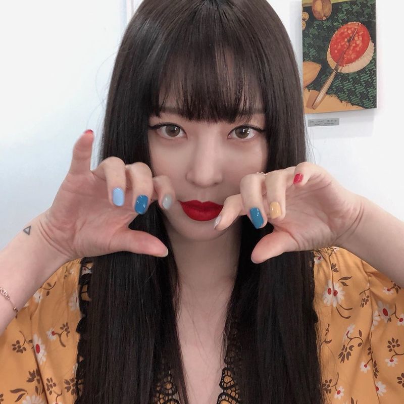 Han Ye-seul flaunts sexy charmActor Han Ye-seul posted a photo on his Instagram account on March 31.In the photo, Han Ye-seul poses as if to boast of a new nail art: Han Ye-seuls glamorous gaze staring at Camera robs her gaze.emigration site