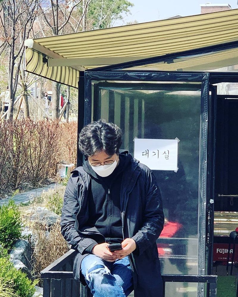 Ryu Dam reveals recent status of diet maintenanceThe comedian and actor Ryu Dam uploaded two photos to his Instagram on March 31, with the phrase Man of Conspiracy: Watch Corona; Taste.In the photo, Ryu Dam is looking at his mobile phone with his legs on, who has thrilled fans as he shows off his warm Actor visuals from afar.han jung-won