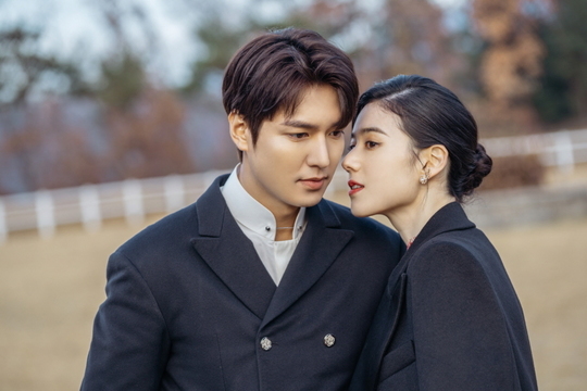 The battle scene between Lee Min-ho and Jung Eun-chae, the monarch of The King - Eternity, was revealed.The SBS new gilt drama The King - Eternal Monarch (playplayed by Kim Eun-sook/directed by Baek Sang-hoon, and Jeong Ji-hyun/produced by Hwa-Andam Pictures), which will be broadcasted at 10 p.m. on April 17, will be a special-type Korean Empire Empire Empire Egon and a Korean detective who wants to protect someones life, people and love. It is a fantasy romance drawn through cooperation between the two worlds.Lee Min-ho and Jung Eun-chae are each in charge of the Korean Empire Empire Emperor and the youngest and first female Prime Minister, respectively, to announce an extraordinary transformation of acting.Lee Min-ho is a dignified and charismatic Wannabe monarch who matches the Korean Empire Empire Egon, and Jung Eun-chae is drawing the expectation of The King - Eternal Monarch by drawing a leading and imposing attitude that fits the Korean Empire youngest and first female Prime MinisterIn this regard, Lee Min-ho and Jung Eun-chae are drawing attention as they are caught in the scene of provoking a grievance, reporting the state affairs, which depicts a fierce and fierce battle.The scene in which Korean Empire Empire Empire Egon (Lee Min-ho) and Korean Empire Prime Minister Gu Seo-ryeong (Jung Eun-chae) reveal intense pictorial visuals and complete the private appearance of gungparazzi to be enthusiastic.A subtle airflow is created when the old age, which gives a strong look to the gentle smiley Emperor Igon, hands Whisper.Moreover, even Lee tells the old Seo-ryong with a secret whistle, creating an atmosphere reminiscent of a sonata of temptation.Indeed, the two are wondering whether they will be the main characters of the court scandal, and the relationship between the two is growing.pear hyo-ju