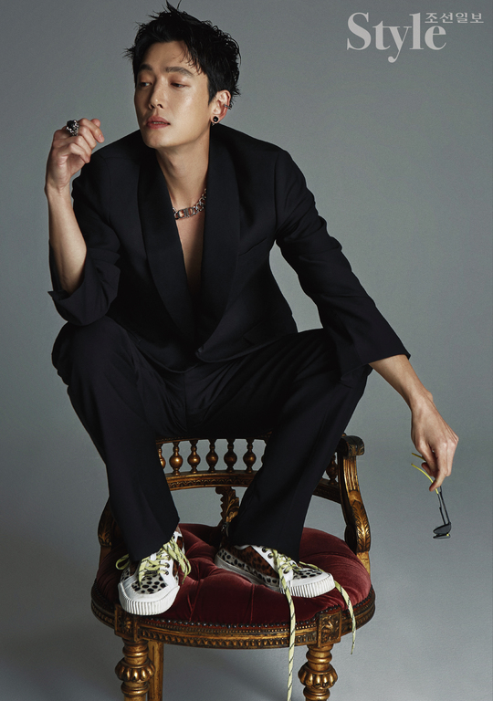 TVN Mokyo Drama Spicy Doctor Life through the actor Jung Kyung-ho who enjoys Heyday has revealed his secrets of self-management and know-how as a fashionista.Jung Kyung-ho meets fans with fashion pictures for a long time through the recent style Chosun April issue.In the picture released on April 1, Jung Kyung-ho showed off his unique fashion digestion as a fashionista who has a reputation for entertainment.In the public photos, Jung Kyung-ho is wearing a black and white suit, revealing its deadly charm.I am perfectly attracted to my eyes by fully digesting the neutral concept that matches the bold accessories with a wide fit.In another photo, Jung Kyung-ho captures the womans heart by showing a rebellious magic reminiscent of James Dean with a leather jacket and black jeans in a pomade hair.On the other hand, the concept armed with colorful shirts and suits shows Jung Kyung-ho or an aura that can not be digested.In an interview with him, he said, It seems good to do anything steadily.I have been working hard and exercising for a long time. Skin care is always irregular when I work, so I always care about having the best condition.I basically like clothes and I have a lot of greed for clothes, so I tried various styles, but now it is good to be comfortable, he said. There have been many trial and error until this happens, and I think I have found my style.Jung Kyung-ho is loved by viewers for his role as Kim Jun-wan, a seemingly rickety but warm thoracic surgeon professor, in Spicy Doctor Life (Friendship/director Shin Won-ho).hwang hye-jin