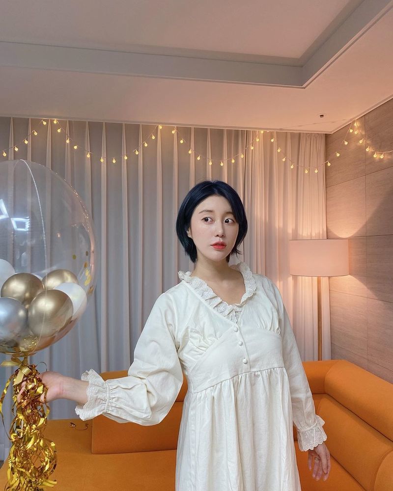 Butterfly shared a more prettier status after marriage.Singer Butterfly posted a picture on his Instagram on March 31, along with the phrase What are you guys doing these days?In the photo, Butterfly poses in a lace pajamas, which also boasted a beautiful visual on pale make-up.Butterfly added, I miss people who have already been tired of watching dramas and movies and have been playing together, and I am still wearing my new home pajamas today.han jung-won