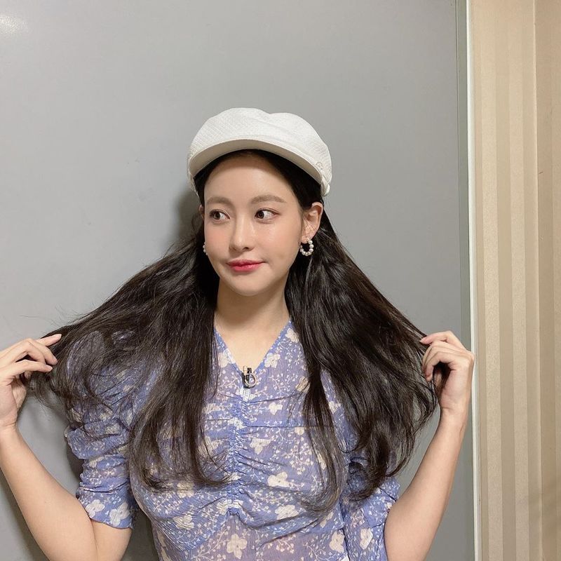 Actor Oh Yeon-seo showed off her fresh Beautiful looks.Oh Yeon-seo posted a picture on his Instagram on April 1 with an article entitled Get View!The photo shows Oh Yeon-seo wearing purple costumes and a white hunting cap, who smiles while staring elsewhere, not at the camera.Oh Yeon-seos dissipating small face size and distinctive features make the beautiful look more prominent.The fans who responded to the photos responded such as Beautiful, The hat really looks good, and It is really beautiful.delay stock