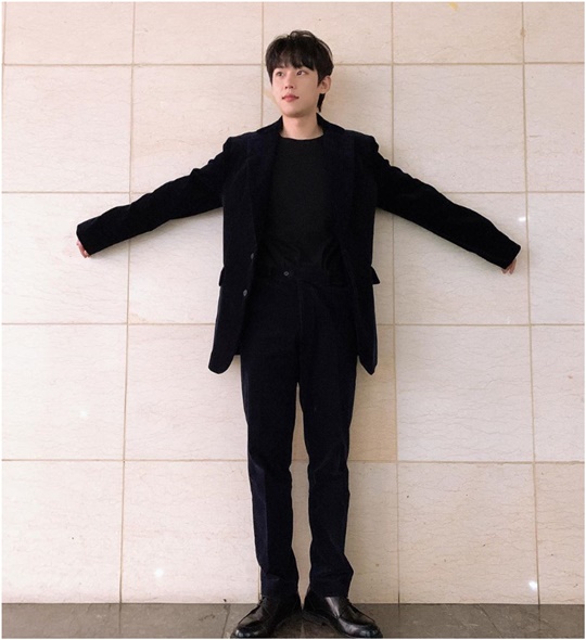 Actor Kim Seong-cheol completes all-black coordination with handsome visualsKim Seong-cheol released a warm visual on April 1 through a single photo on his personal Instagram.Kim Seong-cheol unveiled a sophisticated all-Black fashion by unifying black from T-shirts to jackets and pants.Kim Seong-cheol caught the eye with a black hairstyle and a good-looking visual with white skin.Actor Lee Si-eon, who saw the Kim Seong-cheol post, commented: Hes handsome.Kim Seong-cheol and Lee Si-eon co-worked in the movie Search Out, which is due to open.Choi Yu-jin