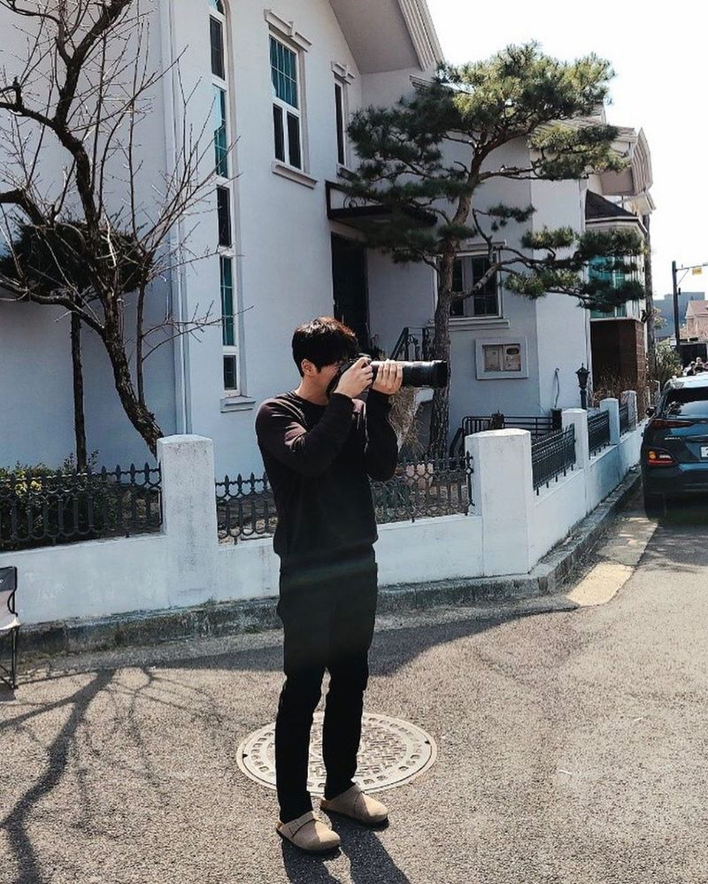 Actor Yoon Shi-yoon showed off all black fashion and showed off an extraordinary percentage.On April 1, the Yoon Shi-yoon official Instagram posted a short video and a picture with the article I take a picture because I like it.In the video, Yoon Shi-yoon is taking a big Camera and taking a picture somewhere.Yoon Shi-yoon showed a picture like a photographer by taking a picture and checking the screen.Yoon Shi-yoon was wearing a black T-shirt and pants, revealing a warm visual; Yoon Shi-yoon caught the eye by showing off her extraordinary proportions with a small face and long legs.Choi Yu-jin