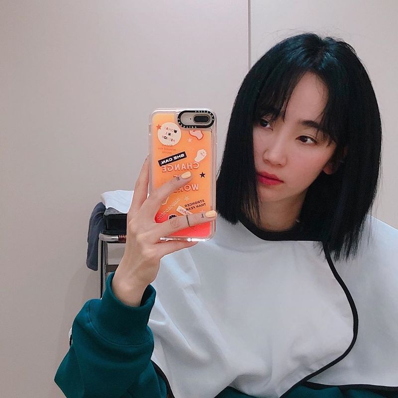 Park Ye-eun Park Ye-eun from group Wonder Girls boasted a pure beauty.Park Ye-eun Park Ye-eun posted a picture on his instagram on April 1 with an article entitled Hehet.The photo shows Park Ye-eun Park Ye-eun, who changed her hairstyle with black hair, smiling at the camera.The white-green skin without any blemishes makes the innocent beauty more prominent.delay stock