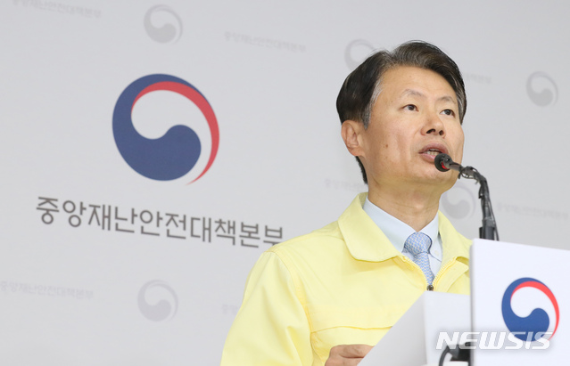 [세종=뉴시스]강종민 기자 = 자가격리 해제 뒤 첫 브리핑에 나선 김강립 중앙재난안전대책본부 제1총괄조정관(보건복지부 차관)이 30일 오전 정부세종청사에서 신종 코로나바이러스 감염증(코로나19) 관련 해외입국자 방역 관리 현황과 강화 방안 등을 설명하고 있다. 2020.03.30.  ppkjm@newsis.com