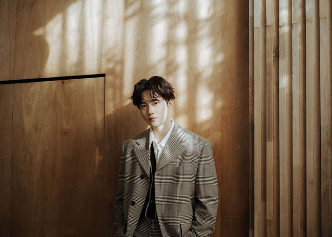 The Solo debut stage of EXO Suho (a member of SM Entertainment) will be broadcast for the first time on the 3rd.Suho will start KBS2TV Music Bank on April 3 and MBC show on the 4th!Music Center and SBS Popular Song on the 5th, and will present the first Solo album title song Lets Love, which will attract viewers with excellent singing ability and sweet tone.In addition, Suhos first mini-album Self-Portrait ranked first in 51 regions around the world with Guatemala added on the iTunes top album chart, and topped the domestic music and music charts, and the title song Lets Love also topped the music video charts of QQ Music, Chinas largest music site, making Suho hot. I confirmed it.Also, at 8 p.m. today (1st)Love Live! of the albums songs O2 (Otu) and Made In You (Made in You) through YouTube, Naver V LIVE EXO channel, and Naver TV SMTOWN channel!Clips are expected to be released, so good response from global music fans is expected.On the other hand, Suho will appear on SBS Power FM Choi Hwa-jungs Power Time which is broadcasted at 12:00 pm today.SM Entertainment