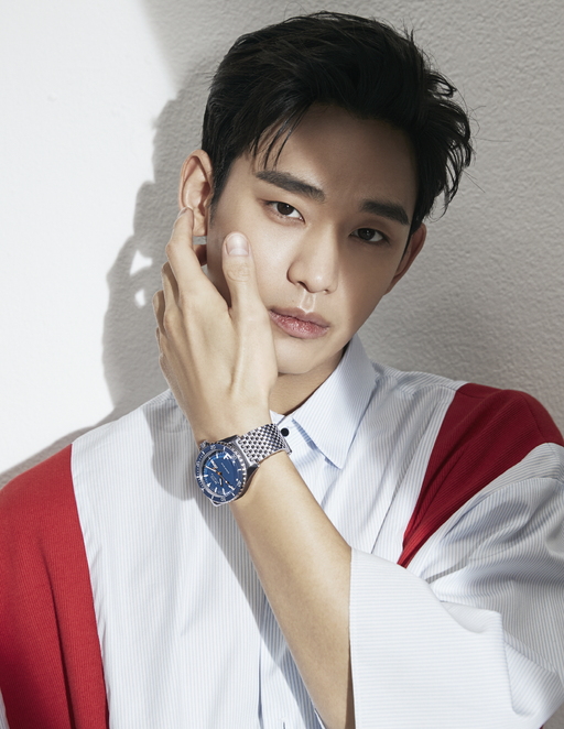 Kim Soo-hyun posed in a light and bright suit shirt and active shirt.