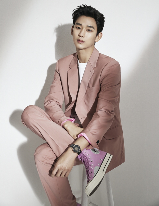 Kim Soo-hyun posed in a light and bright suit shirt and active shirt.