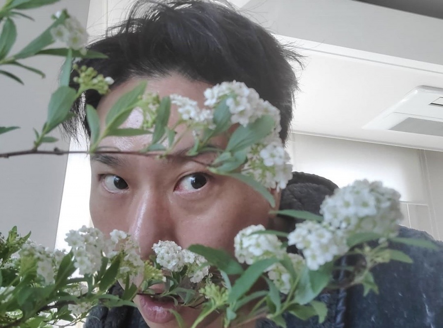 Singer and broadcaster Lee Sang-min has shared a welcome update.Lee Sang-min said on his Instagram on the 1st, The pop tree arrives. Mother at home, See the Flowers!.Lee Sang-min, who was in the photo, posted a picture with a short article, Cherry. Lee Sang-min, who was in charge of the incense with his face closely attached to the pop tree.In particular, Lee Sang-min recently announced that he would leave the smoking apartment and move in a year, saying, Now it is my trip to move. SBS My Little Old Boy also showed a refrigerator to organize the move ahead of the move.So the netizens who watched this wondered about the house of Lee Sang-min who was in the house of Mother, See the Flowers!Lee Sang-min is appearing on the entertainment program My Little Old Boy, K-pop Language School - Song Songsammy and I-Contact.
