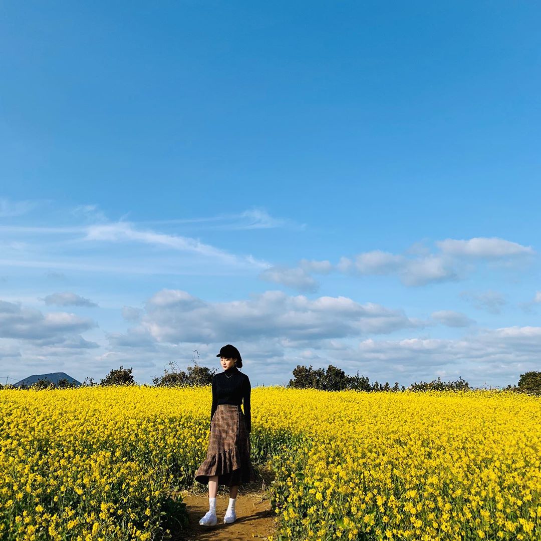 Kang Mina of the group Gugudan reported on the current situation.Kang Mina posted two photos on his instagram on the 1st with an article entitled Photo Esporte Clube Bahia Abuji.Kang Mina in the public photo poses in the background of a picturesque blue sky and a vast rape flower field.Kang Mina is a black-colored hunting cap, turtleneck, and long skirt that completes a neat fashion.Kang Mina appeared as Kim Yu-na in TVN Hotel Deluna which was aired last year.Photo: Kang Mina Instagram