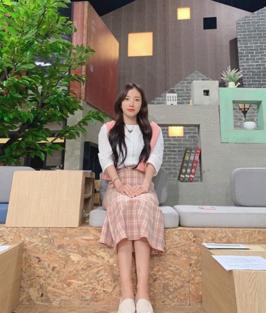 Jisuk, from the group Rainbow, showed off her innocent visuals.Jisuk posted a picture on his Instagram account on the 1st with an article entitled Dasoda.In the open photo, Jisuk is sitting on a chair in a somewhat relaxed posture and staring at the camera. Jisuk is wearing a white top and a pink skirt, which attracts attention.On the other hand, Jisuk is appearing on his boyfriend programmer This is all we and MBC entertainment Broken is losing.Photo: Jisuk Instagram