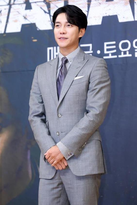 Actor Lee Seung-gi is considering appearing on tvNs Mouse.Lee Seung-gi, a member of Hook Entertainment, said on the 2nd that Lee Seung-gi was being considered for appearing in the TVN new drama Mouse, a male protagonist.Lee Seung-gi is said to have been offered a new detective, Jung Bah-mum, whose life has changed due to an accident in the play.On the other hand, Mouse is a new drama by Choi Ran, who wrote Black and Gods Gift 14 days.The work will show a full-fledged development starting with the question, What if we can pre-screen Bereavements?Mouse, which currently has a leading casting lineup, is discussing TVN formation in the second half of this year.