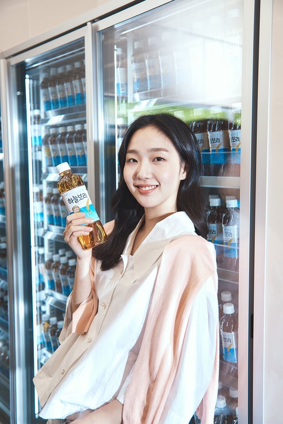 Kim Go-eun recently finished shooting AD with the concept of Barley Tea, Sky News and which makes Woongjin Foods representative barley tea drink Sky News and selected as Model.On the second day, the shooting behind-the-scenes cut was released. Kim Go-eun in the public photos is emitting pure innocence with a fresh Smile with Sky News and.On this day, Kim Go-eun showed off his lovely, innocent, refreshing and clear image.In particular, Kim Go-eun has been able to comfortably lead the shooting atmosphere with bright energy despite long shooting, and has shown his affection for the brand and his consideration for the staff, including his staffs thirst with Sky News and every break during shooting.Kim Go-eun is a synonym for clear and clean Smile, which can make Sky News and appeal more prominent, said Woongjin Foods official. I hope you will spend your heart cool this summer with Sky News and.