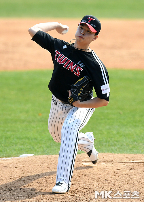 On the 2nd, the LG Twins played their own game at Jamsil Stadium in Seoul.Lee Min-ho pitches in the fourth inning.The LG Twins will launch a campaign to overcome the new coronavirus infection (COVID-19) from the 2nd, OUT and COVID-19 can overcome.To support and join the medical staff who are struggling with the COVID-19 virus and all the people who are trying to overcome it, the LG Twins athletes wear a hat with a handwritten Corona overcoming message and participate in training and self-help.