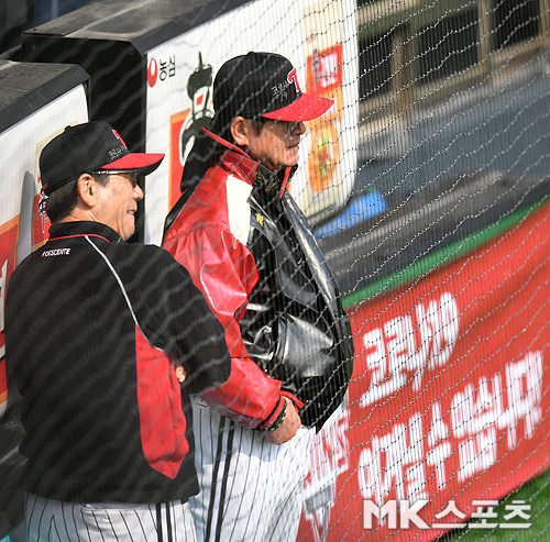 On the 2nd, the LG Twins played their own game at Jamsil Stadium in Seoul.In the bottom of the fourth inning, Ryu Joong-il and Choi Yil-yeon pitcher Kochi watch Lee Min-ho pitch.The LG Twins will launch a campaign to overcome the new coronavirus infection (COVID-19) and COVID-19 OUT to overcome the new coronavirus infection.To support and join the medical staff who are struggling with the COVID-19 virus and all the people who are trying to overcome it, the LG Twins athletes wear a hat with a written message of Corona overcoming their own handwriting and participate in training and self-help.