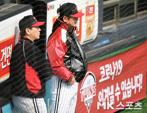 On the 2nd, the LG Twins played their own game at Jamsil Stadium in Seoul.In the bottom of the fourth inning, Ryu Joong-il and Choi Yil-yeon pitcher Kochi watch Lee Min-ho pitch.The LG Twins will launch a campaign to overcome the new coronavirus infection (Corona 19) from the 2nd, OUT and Corona 19 can overcome.To support and join the medical staff who are struggling with the Corona 19 virus and all the people who are trying to overcome it, the LG Twins athletes wear a hat with a handwritten Corona overcoming message and participate in training and self-help.