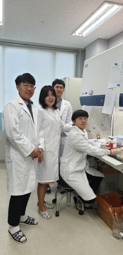 /나잘스프레이 방식으로 항원을 주입할 수 있는 재조합 아데노바이러스 생백신 개발한 (주)지뉴인텍 연구진들. 사진제공=김해시