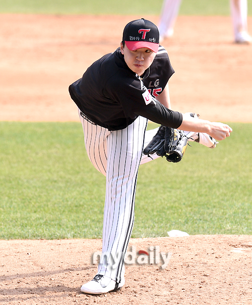 Lee Min-ho of LG Cheong Team is struggling to save the LG Twins Cheongbaek game at the Jamsil Baseball Stadium in Seoul on the afternoon of the afternoon.On the other hand, the opening of the regular season of the professional baseball 2020 KBO league in the aftermath of Corona 19 is considering a change from the 20th to the end of this month or early May.The practice game with other clubs scheduled for the 7th was postponed to 21 days two weeks later.