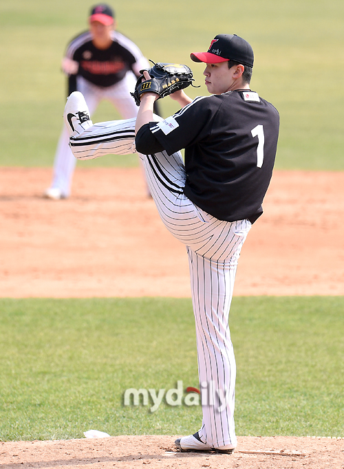 LG Cheong team Lee Min-ho is struggling to save the LG Twins Cheongbaek game at the Seoul Jamsil-dong baseball field on the afternoon of the afternoon.On the other hand, the opening of the regular season of the professional baseball 2020 KBO league in the aftermath of Corona 19 is considering a change from the 20th to the end of this month or early May.The practice game with other clubs scheduled for the 7th was postponed to 21 days two weeks later.