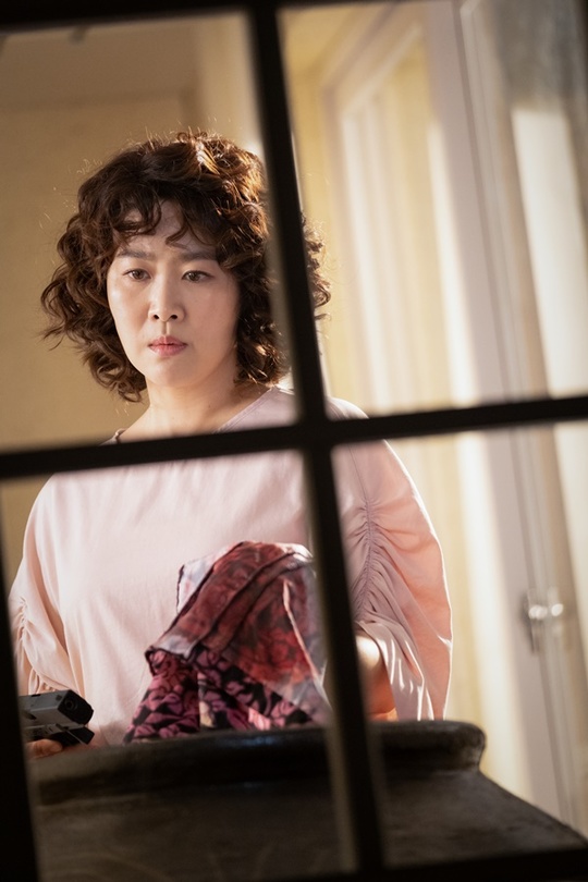Actor Kim Ji Young plays Top Model in Acting Life 26 Years Only first ActionSBS New Moonwha Drama Goodcasting (playwright Park Ji-ha/director Choi Young-hoon/production Box Media), which will be broadcasted on April 27th, is a cider action comedy drama that takes place as women who were pushed out of the NIS job and kept their desks were somehow pulled out as field agents, and then launched a colostrum infiltration operation.A shopping cart rather than a pistol, an ordinary woman who matches a back-to-back smashing rather than a high-altitude downhill action, saves her family, saves the people, and saves the country, giving viewers an intense surrogate satisfaction and extreme pleasure.Kim Ji Young plays the role of Hwang Mi-soon, who has been working as a good NIS black agent and has been reduced to a jobless agent who is the main officer of receipt processing after being pushed out of the current position.In the drama, Hwang Mi-soon seems to be an ordinary 18-year-old housewife who is not worried about his daughters school expenses and dinner side dishes, but when he was an NIS black agent, he had a unique past history that bounced the geomungo line and knocked down foreign ambassadors.Kim Ji Young is expected to take control of the house theater with a strong presence with a unique tasteful acting tone.Kim Ji Young has released his first intense force, which is divided into a veranda gunman who suggests an unusual past.In the drama, Hwang Mi-soon is standing in front of a jar on one side after he goes to the apartment veranda.Hwang Mi-soon looks at the large jar for a long time with his eyes, and reaches out his hand and pulls out a bunch of crumpled clothes.While the blood stains on the clothes that were taken out were clearly revealed, Hwang Mi-soon took out the pistol hidden in it and took a perfect sniper pose with his blazing eyes.I am curious about what hidden story there is to Hwang Mi-soon, who was just like a neighbor next door and a friendly neighbor.Kim Ji Youngs Midnight Veranda Gunman scene was filmed on a set in Paju, Gyeonggi Province, last September.Kim Ji Young, who arrived at the scene early on, approached the staff first with his unique affinity and raised the atmosphere of the scene by asking for his current situation and regards.Kim Ji Young then emanated the cold-and-heated charm that turns into a down force of NIS black agent in the appearance of an ordinary housewife who gives a nagging voice to her husband, revealing her excellent genre digestion power and arousing the praise of the scene.Kim Ji Young said, It was the first action of acting life.It was difficult and difficult, but the fun of making together was also different. He said, The scene was so energetic and fun that I was always waiting for the time to shoot.I want to be a work that can give pleasure and energy to many people who can not laugh because of difficult situations. Park Su-in