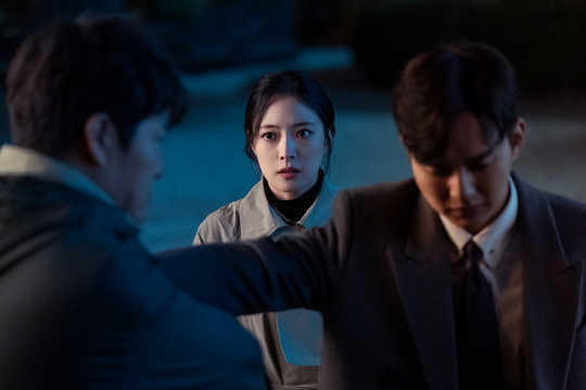 Memoir of Warlist Yoo Seung-ho, Lee Se-young is given a shadow of Danger.TVNs Drama Memoir of Warlist (director Kim Hwi-hyeon Oh Seung-yeol, playwright Andoha Hwanghana, production studio Dragon, studio 655) is on the day with Daech, who constantly provokes Camellia (Yoo Seung-ho) and One lineready (Lee Se-young) on April 2 I have captured the i station.Here, Camellias falling figure heightens Dangers sense and adds tension.The appearance of Jin Jae-gyu, a prominent suspect who is believed to be The Salton Sea in the last broadcast, peaked at a mysterious incident.Jin Jae-gyu, who stimulated Camellia and One lineready with the bizarre Premonition that three people who had skin contact with Camellia before the moon died.The breathtaking psychological battle between Camellia and One lineready against this gave the tension a tight pull and a suction.Above all, the impact ending of the criminal who pulled the trigger to the second Murder scene, Lieutenant Koo Gyeong-tan (Ko Chang-seok) and Detective Oh Se-hoon (Yoon Ji-on), raised questions about the future events.Amid the deepening mystery of The Salton Sea, which kills those who deserve to die, the unrelenting Camellia, One lineready and Jin Jae-kyus tight Daechi station situation in the photo released on the day create an unusual minute.Jin Jae-gyu, who has constantly provoked two people by referring to his childhood.Camellia and One lineready, who are watching the act of suspicious behavior with sharp eyes, are interesting.After touching his body in the ensuing photo, the image of Camellia, who has lost her mind and collapsed, increases tension.I am curious about the identity of Danger, who gave Camellia and One lineready, whether Jin Jae-gyu, who refused to scan Memory at the first meeting, allowed Memory scan.In the eighth episode, a shocking reversal is drawn: Jin Jae-gyu, who poured out a bizarre Premonition like a godly man, as well as a shaman altar that was somber.In the ongoing Murder incident, it is noteworthy whether he is the The Salton Sea pursued by Camellia and One lineready.Above all, the hot commitment of Camellia and One lineready, who have been reborn as partners, will catch a decisive clue and take a step closer to the truth of the case.kim myeong-mi