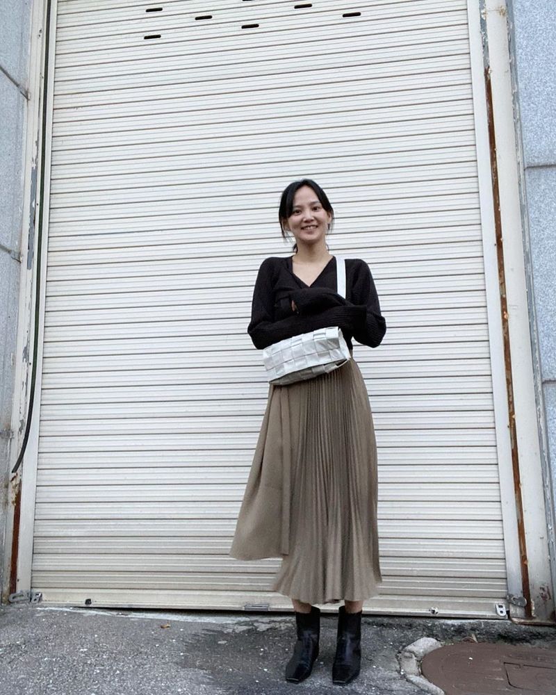 Actor Yoon Seung-ah showed off his innocent beauty.On April 2, Yoon Seung-ah posted a picture on his instagram with an article entitled Leave a picture in front of my house.The picture shows the Yoon Seung-ah, which adds a pure charm to the long skirt. Yoon Seung-ah smiles brightly at the camera.The size of the small face and the delicate body of the Yoon Seung-ah captivates the eye.The fans who responded to the photos responded such as My sister is so beautiful, I am a goddess and I am like a picture.delay stock