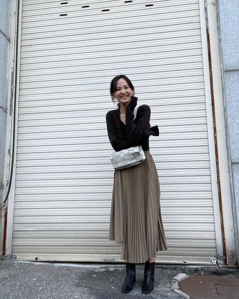 Actor Yoon Seung-ah showed off his innocent beauty.On April 2, Yoon Seung-ah posted a picture on his instagram with an article entitled Leave a picture in front of my house.The picture shows the Yoon Seung-ah, which adds a pure charm to the long skirt. Yoon Seung-ah smiles brightly at the camera.The size of the small face and the delicate body of the Yoon Seung-ah captivates the eye.The fans who responded to the photos responded such as My sister is so beautiful, I am a goddess and I am like a picture.delay stock