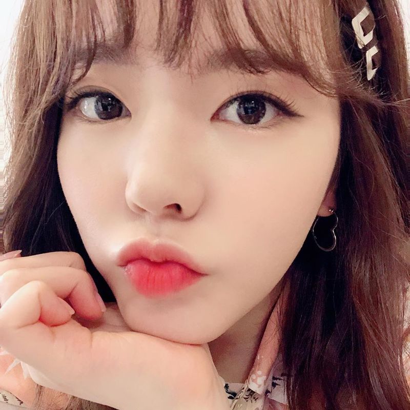 Group Girls Generation member Sunny has released past photos.Sunny posted on her Instagram account on April 2, Outrightly, the old photo hair that I want to see the Girls Generation Official Fandom Name battle!!!I was bored ... I will not say anything, so please do it. In the photo, Sunnys lips were stretched out.Sunnys white-oak skin, which is not even a single blemishes despite the close-up picture, makes her look more beautiful.Sunnys clear, big eyes also attract attention.delay stock