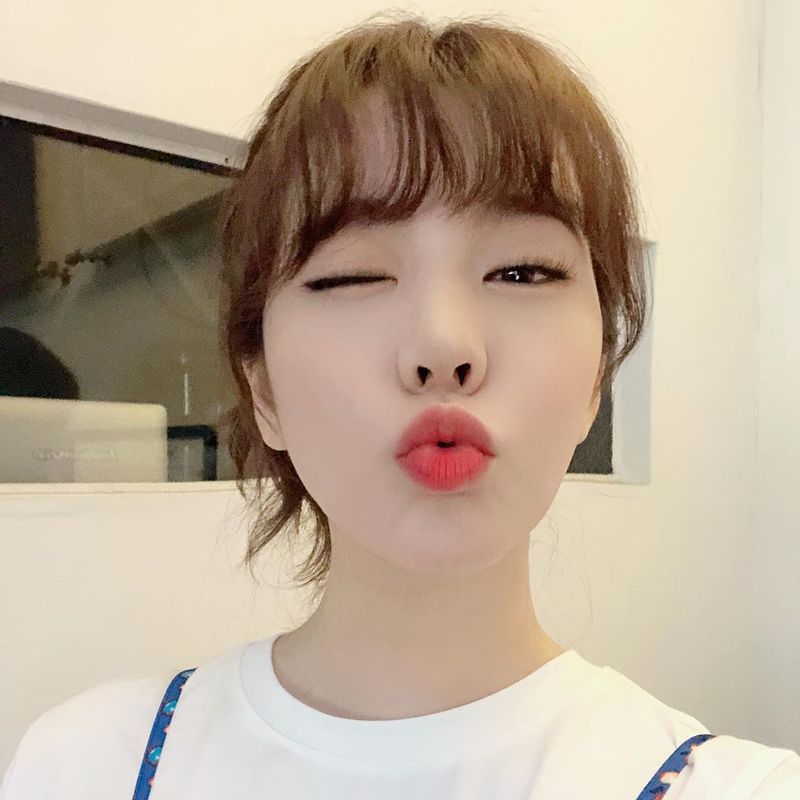 Group Girls Generation member Sunny has released past photos.Sunny posted on her Instagram account on April 2, Outrightly, the old photo hair that I want to see the Girls Generation Official Fandom Name battle!!!I was bored ... I will not say anything, so please do it. In the photo, Sunnys lips were stretched out.Sunnys white-oak skin, which is not even a single blemishes despite the close-up picture, makes her look more beautiful.Sunnys clear, big eyes also attract attention.delay stock