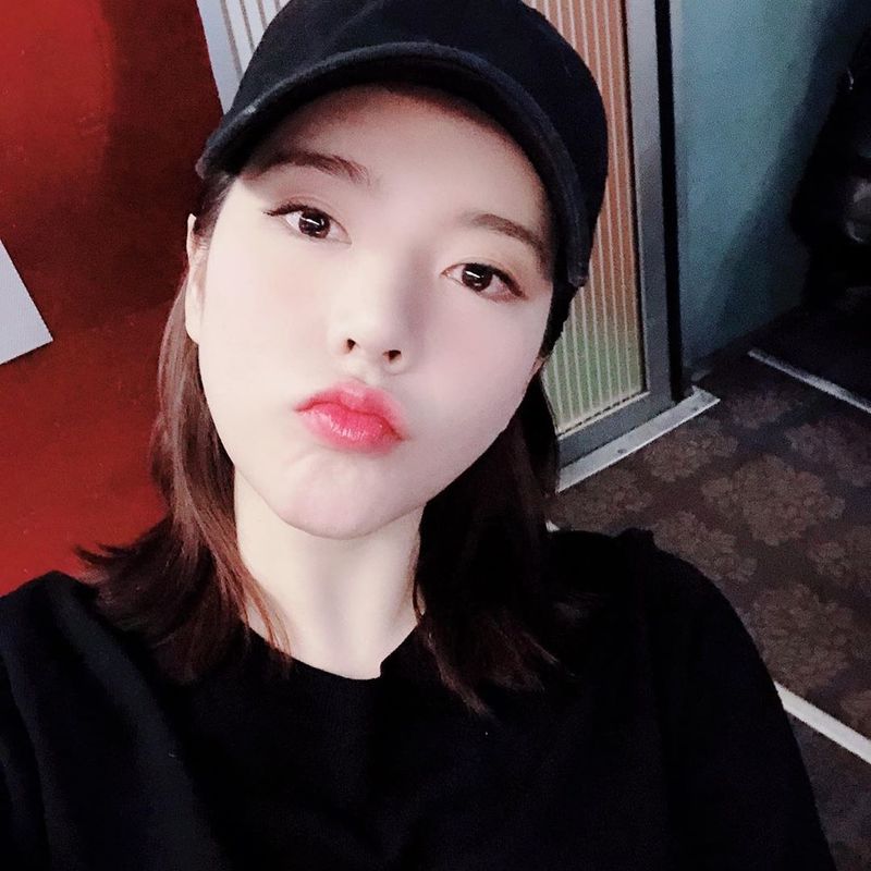 Group Girls Generation member Sunny has released past photos.Sunny posted on her Instagram account on April 2, Outrightly, the old photo hair that I want to see the Girls Generation Official Fandom Name battle!!!I was bored ... I will not say anything, so please do it. In the photo, Sunnys lips were stretched out.Sunnys white-oak skin, which is not even a single blemishes despite the close-up picture, makes her look more beautiful.Sunnys clear, big eyes also attract attention.delay stock