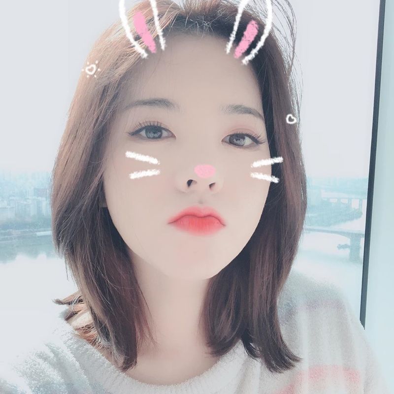 Group Girls Generation member Sunny has released past photos.Sunny posted on her Instagram account on April 2, Outrightly, the old photo hair that I want to see the Girls Generation Official Fandom Name battle!!!I was bored ... I will not say anything, so please do it. In the photo, Sunnys lips were stretched out.Sunnys white-oak skin, which is not even a single blemishes despite the close-up picture, makes her look more beautiful.Sunnys clear, big eyes also attract attention.delay stock
