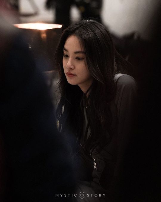 Singer and actor Lee Joo-yeon has released the SBS Drama Hyena filming.Lee Joo-yeon posted several photos on his personal instagram on April 2, along with an article entitled Spleep Boy Seo Jung-hwa. Hyena.Lee Joo-yeon in the photo is sitting on a couch with colorful lights and making a sad look.The photo released by Lee Joo-yeon is believed to have been taken during the SBS gilt drama Hyena shooting.Lee Joo-yeon played the role of Seo Jung-hwa, an art dealer and an inner daughter of the conglomerate Ha Chan-ho (Ji Hyun-jun) on SBS Drama Hyena.The Seo Jung-hwa, played by Lee Joo-yeon, appeared in the 12th episode of Hyena broadcast on March 28 as someone killed.Lee Joo-yeon looked at the Seo Jung-hwa that he played on Instagram and said, I look sad. I wondered what truth would be hidden behind the incident.Choi Yu-jin