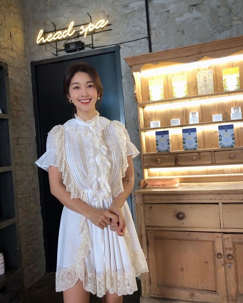 Actor Kim Bin-woo revealed his daily life in the spring.On April 2, Kim Bin-woo posted two photos and an article entitled The World Princess Hanye on his instagram.In the first photo, Kim is smiling brightly at the camera in a dress with a white frill, his natural smile and rich dress make his beauty more prominent.In the second photo, Kim is looking at his cell phone and showing a smiling face, which is envious of those who see his tall and perfect ratio.Kim Bin-woo married a 2-year-old IT businessman, Jeon Jin-jin, in 2015, and has one male and one female.seo ji-hyun