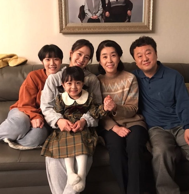 Kim Mi-kyung released the behind-the-scenes cut of the TVN Saturday drama High bye, Mama!Actor Kim Mi-kyung posted a picture on his instagram on April 1 with an article entitled Pretty Seowoo came to play at home.Kim Mi-kyung Kim Tae-hee Park Soo-young Kim Mi-soo Seo Woo-jin is sitting on the couch side by side and showing a smooth family.They are a family of one of the dramas, revealing a family affection.Kim Mi-kyung, who is known to have recently returned to the set after undergoing acute appendicitis surgery, focuses his attention on a healthy look.bak-beauty