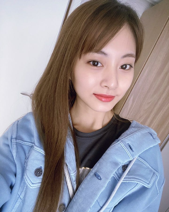 Group TWICE member TZUYU has revealed a welcome recent situation.TZUYU wrote on April 2 on the official Instagram of TWICE: How are you doing, then? Im eating too well and sleeping well these days.And my friend Elkie covered IUs Give me your heart. Once you have time, listen to it. The picture shows TZUYU smiling brightly, with white-oak skin without any blemishes of TZUYU and a large, clear eye that make her look even more beautiful.The innocent atmosphere of TZUYU also attracts attention.delay stock