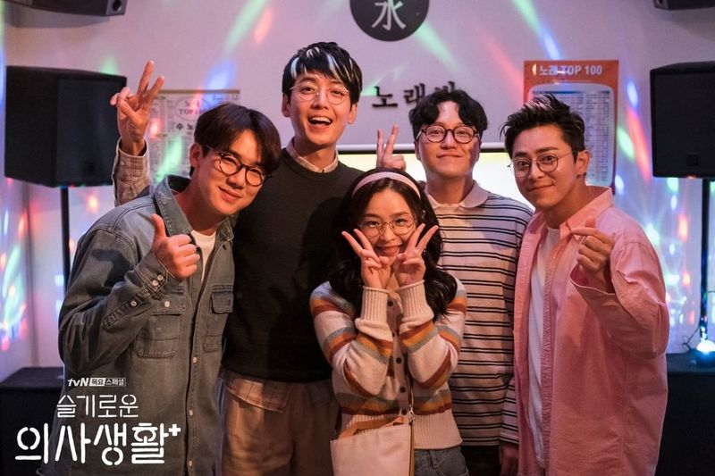 Sweet Doctor Life behind-the-scenes cut has been unveiled.On April 2, TVN Drama official SNS posted TVN Mokyo Drama Sweet Doctor Life 99z behind-the-scenes cut.In the photo, five people in the medical room Jeun Mi-do, Jo Jung-suk, Jung Kyung Ho, Hyun Suk and Kim Dae Myung are making a real friend-like chemistry in the karaoke room.TVN said, I have no money to treat now because I have a 99-z accident. I do not have any agreement.Park Su-in