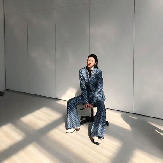 Singer and Actor Seolhyun reveals the same shape as ModelSeolhyun posted three photos on the SNS on the afternoon of April 2.In the photo, Seolhyun is wearing a long boots and shows off his long legs. He also showed a chic charm in a suit.Seolhyun recently made a donation of 50 million One to the Hope Bridge National Disaster Relief Association to overcome Corona 19.Seolhyun appeared as Han Hee-jae in the JTBC gilt drama My Country, which last November. TVNs new drama Day and Night is being proposed and reviewed.hwang hye-jin