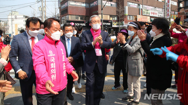 [오산=뉴시스] 장세영 기자 = 미래통합당 김종인 총괄선대위원장과 최윤희 오산 후보가 2일 경기 오산시 최윤희 미래통합당 오산 후보 선거사무소 인근 유세장으로 시민들의 박수를 받으면 향하고 있다. 2020.04.02. photothink@newsis.com