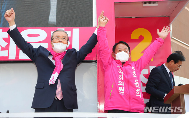 [오산=뉴시스] 장세영 기자 = 미래통합당 김종인 총괄선대위원장과 최윤희 21대 총선 오산 후보자가 2일 경기 오산시 최윤희 미래통합당 오산 후보 선거사무소 인근 유세차량에서 선거유세를 하고 있다. 2020.04.02. photothink@newsis.com