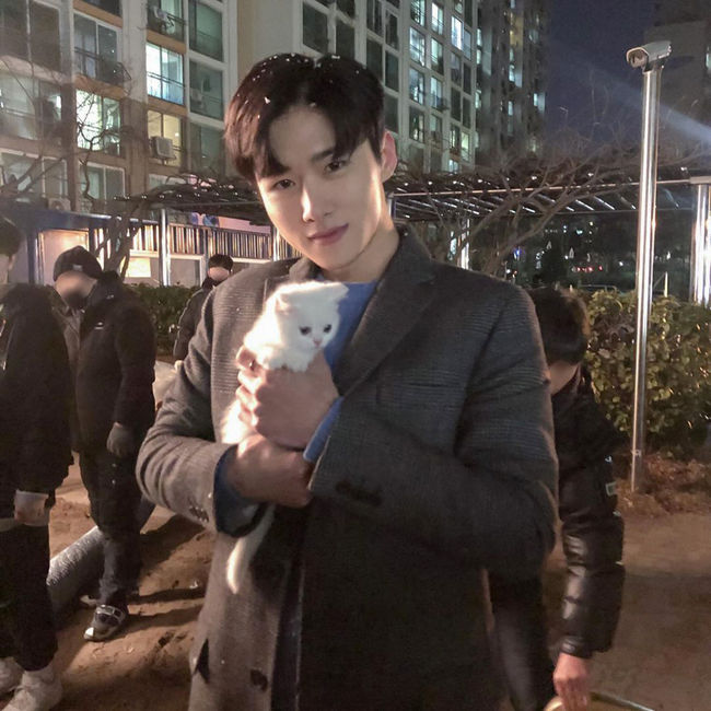 The warmth of Actor Seo Ji-hoon catches the eye.On the 2nd, Seo Ji-hoons management division released a few photos of Seo Ji-hoon, who is carrying a warm Smile with Cat Flush in the drama during the filming of Welcome, First Time in Korea?In the open photo, Seo Ji-hoon carefully holds Cat, a white baby, in his arms, and watches the camera and builds a light Smile.Snow is piled on the head, which makes me guess the cold, but the lovely once of Seo Ji-hoon and Flush makes me feel warm and warm.Seo Ji-hoon, who plays Lee Jae-sun, who runs a workshop and cafe Pine Tree in KBS2 drama Welcome, First Time in Korea?, expresses the image of a casual and cold man with delicate eyes.In the episode 5 and 6, Welcome, First Time in Korea?, which aired yesterday (1st), the expression still full of stories raises the curiosity of many viewers as the re-election is self-described and his sick past has been revealed.It airs every Wednesday and Thursday at 10 p.m.management district