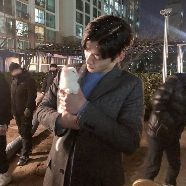 The warmth of Actor Seo Ji-hoon catches the eye.On the 2nd, Seo Ji-hoons management division released a few photos of Seo Ji-hoon, who is carrying a warm Smile with Cat Flush in the drama during the filming of Welcome, First Time in Korea?In the open photo, Seo Ji-hoon carefully holds Cat, a white baby, in his arms, and watches the camera and builds a light Smile.Snow is piled on the head, which makes me guess the cold, but the lovely once of Seo Ji-hoon and Flush makes me feel warm and warm.Seo Ji-hoon, who plays Lee Jae-sun, who runs a workshop and cafe Pine Tree in KBS2 drama Welcome, First Time in Korea?, expresses the image of a casual and cold man with delicate eyes.In the episode 5 and 6, Welcome, First Time in Korea?, which aired yesterday (1st), the expression still full of stories raises the curiosity of many viewers as the re-election is self-described and his sick past has been revealed.It airs every Wednesday and Thursday at 10 p.m.management district