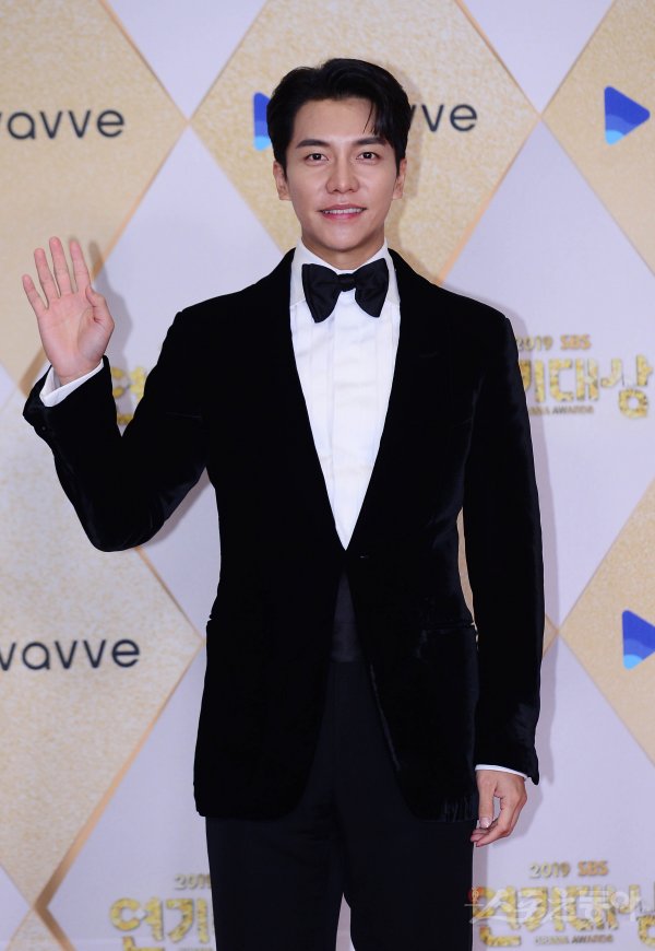 Lee Seung-gis tvN Mouse was proposed, but the decision is still Lee Seung-gis agency said on the 2nd, It is true that I was offered to appear in Mouse, but I have not decided to appear yet.Mouse is a new work by Choi Ran, Black and Gods Gift 14 days, and is a drama based on psychopaths.Lee Seung-gi was confirmed to have played the role of a new detective, Jung Barm, whose life changed by accident.
