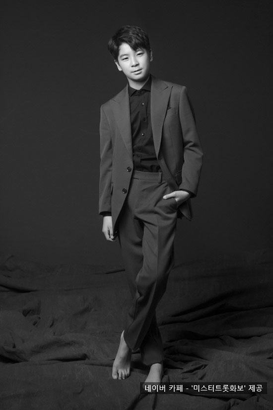 Mr. Trott official photo album Kim Ho-jung, Jung Dong-won, Jang Min-ho and Kim Hee-jaes picture cut was released.On the 2nd, Mr. Trott pictorial Cafe said, Naver store link will be opened on April 3.In addition, I will release a picture cut for you who are curious about the picture book.  I would like to ask for your continued interest in the Mr. Trott Picture Book, which is full of the hidden charm of your people. In the public picture cut, Kim Ho-jung, Jung Dong-won, Jang Min-ho and Kim Hee-jae are showing off their charms in suit jackets.Meanwhile, the official collection of Mr. Trott will be officially launched on April 3.