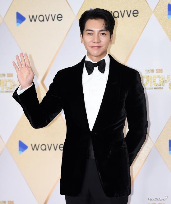 Actor Lee Seung-gi-gi Gi was offered to appear in TVNs new drama Mouse.On the 2nd, an official of Hook Entertainment said, I was offered a mouse appearance, but I have not decided yet.Mouse is a new work by Choi Ran, who wrote Black and Gods Gift -14 days. It is a work based on psychopaths.Lee Seung-gi-gi-gi is said to have been offered a new detective role whose life has changed due to an accident.Photo = DB