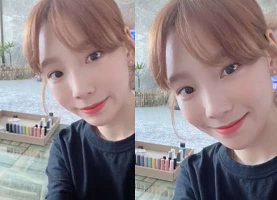 Singer Taeyeon has been on the latest occasion.Taeyeon posted several photos together on his Instagram story on the 2nd.In the open photo, Taeyeon is staring at the camera and showing off his Hwasa visuals. A modest and innocent Smile catches the eye of the viewers.Meanwhile, Taeyeon is preparing to release a new song Happy.Photo: Taeyeon Instagram