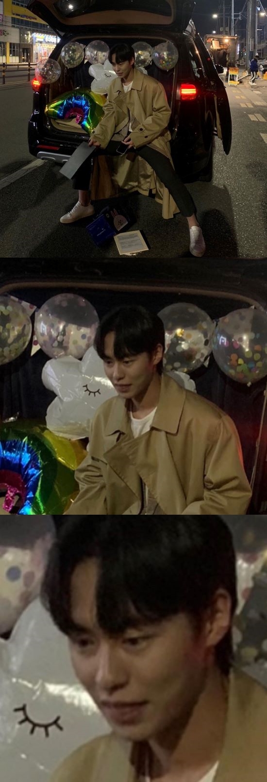 Actor Lee Jae-wook has revealed his funny daily life.On the 2nd, Lee Jae-wook posted his article ... You know I love you... and several photos through his instagram.In the photo, Lee is sitting in front of a trunk of a car full of balloons, and the Cake falling below him attracts attention. Lee Jae-wooks frozen expression makes him laugh.Lee Jae-wook is appearing as Lee Jang-woo in JTBCs monthly Drama I will go if the weather is good.Photo: Lee Jae-wook Instagram