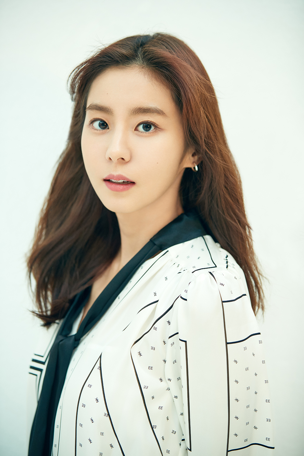 Actor Uee confirmed her appearance as the heroine of the SF8 (SFF Eight) series Kenneth Tsang Kong Pod.SF8, produced by Sufilm in cooperation with MBC, the Korean Film Directors Association (DGK), and wave, is a story of humans dreaming of a complete society through technological development in the near future. It is a Korean version of the OLizynal SF Anthology series.Uee will co-work with Choi Siwon in the role of Support, the heroine of Kenneth Tsang Kong Pod directed by Oh Ki-hwan.Kenneth Tsang Kong Pod is a romantic comedy that depicts the process of men and women who meet through VR (virtual reality) making love even in real life.Uee received a favorable reception with the audiences hot love through KBS2 One Only My Kim Doran, which was popular in March last year, and won the Womens Excellence Prize in the feature drama category of 2018 KBS Acting.Recently, Channel A entertainment show Airplane Ride 2, which contains crew challengers, has captivated viewers with its frank personality and charm of the beauty of the eight.Uee, who has been receiving a good response with his acting ability and beauty, is expected to attract viewers with what charm he will attract in the romantic comedy Kenneth Tsang Kong Pod which is a fresh material called virtual reality.Meanwhile, SF8 will be released on the wave in July, and the OLizynal version will be broadcast on MBC TV in August next month for two weeks over four weeks.