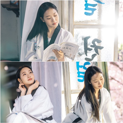 The King: Lord of Eternity Kim Go-eun reveals her days as a Taekwon girlSBSs new gilt drama The King: The Lord of Eternity is a fantasy romance that draws the Yi-Gwa (Lee-Gwa) type Emperor of the Korean Empire and the Moon-Gwa type South Korea Detective Jeong-tae who wants to protect someones life, people, and love through cooperation between the two worlds.Kim Go-eun played the role of the six-year-old South Korea Detectives in Trouble Detective, who was more involved in police people than fairy tale princesses in his childhood in The King: Eternal Monarch.Jung Tae-eul is a typical door and woman who created a miracle to pass the police force with a desire to memorize all the mathematical problems of the world if she can not solve it after having a dream of a police officer.In this regard, a scene of Jung Tae-euls reminiscing about his high school days was revealed. He sat on the window with cherry blossoms in Taekwondo clothes.Kim Go-eun is an effort-type actor who thoroughly analyzes and studies Jeong Tae without missing even a small part to express the emotions of the character.Please expect Kim Go-eun to perform in a perfect way of fully digesting various charms of Jung Tae-eul in The King: Eternal Monarch.The King: The Lord of Eternity will be broadcast at 10 pm on the 17th following Hiena.