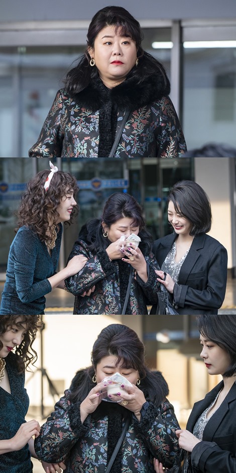 Lee Jung Eun plays Tofu one shot in I went once.KBS 2TV Weekend drama Ive Goed Once, which has been attracting favorable reviews due to its rapid development, solid Kahaani, delicate production, and actors performances, is raising expectations for the broadcast, which announced the first appearance of the premiere family this week.The premiere (Lee Jung Eun) is a person who changed his business to Kimbap because he felt inflammation while running a bar.From the outside, the unusual premiere will enter the Yongju market with his younger brothers Juri (Kim So-ra) and Yeon Yeon (Son Da-eun), causing a blue.This adds to how they will be tied to merchants, and the unpredictable Kahaani they will be.In the meantime, the premiere of Police is caught and attracts attention. Especially, she is looking at her face and wonders what she went to Police for.In addition, the premiere of Tofu and Juri and the appearance of Juri and Yeon Yeon, who look at it, make the smiles of those who feel the thick affection of the three people.The appearance of those who do not seem ordinary is foreseeing that the future development will not be smooth.I am curious about what the premiere will be about to visit Police and what the story they will unfold.Director Lee Jae-sang, who directed the film, said, There is a family drama that I have been there once, but there are many sociodramatic Urea in the space of the market.Especially, the appearance of the premiere of a suspicious woman who is causing a blue in the Yongju market is an interesting Urea that is not in the existing Weekend drama. Lee Jung Eun, Kim So-ra and Song Da-eun, who will shake the peaceful Yongju market, can be seen on KBS 2TV Weekend drama Ive Goed Once, which is broadcasted every Saturday and Sunday at 7:55 pm.Photo Offering: Studio Dragon, Bon Factory